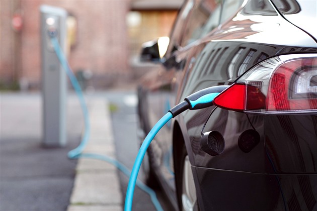 Za 24 tisíc ročně parkování po celé Praze. Radní schválili paušál pro elektromobily