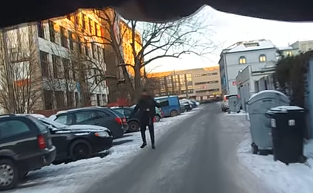 Mladík v kukle vystrašil lidi na ulici dlouhou zbraní, zasáhla proti němu policie