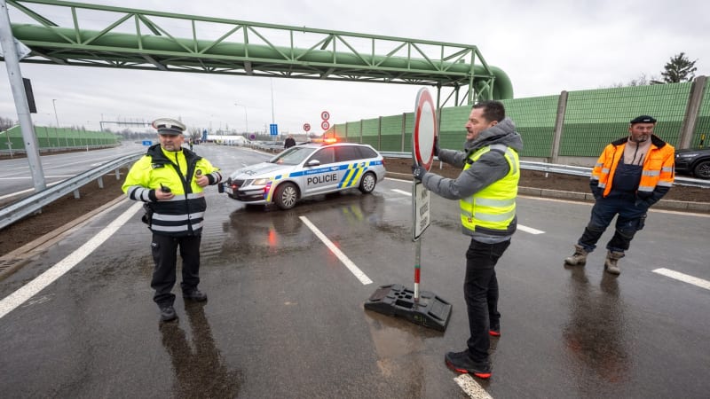 Srážka pěti aut na Karlovarsku: Na místě jsou zranění, provoz omezen