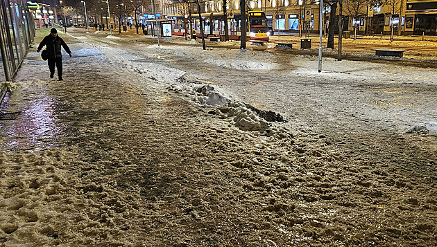 Česko pokryla ledovka, komplikuje dopravu