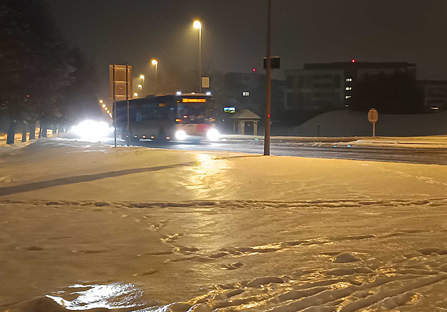Ledovka v Praze komplikuje dopravu. Ruší se spoje do středočeských obcí