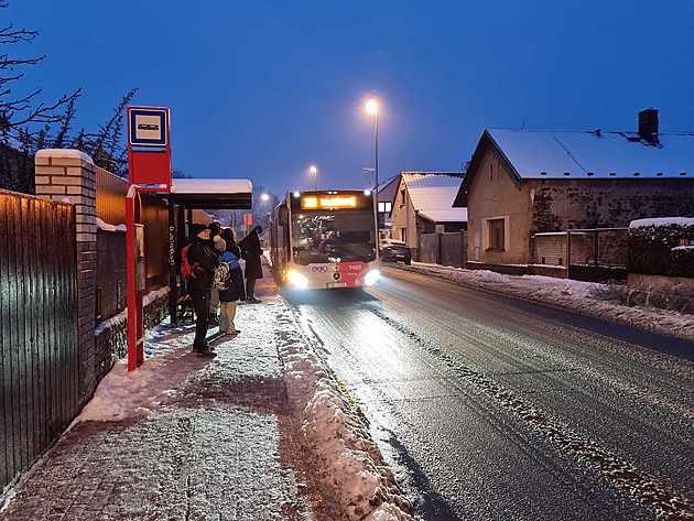 Potíže mají autobusy i vlaky. Kvůli ledovce ve středních Čechách nejede řada spojů