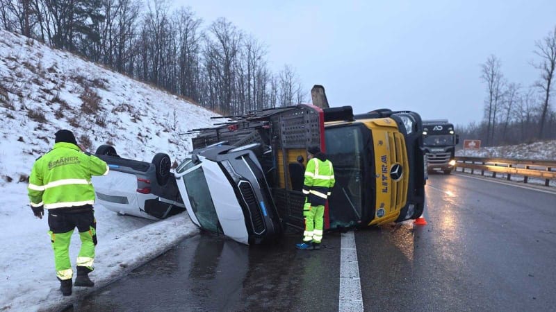 ON-LINE: Česko ochromila ledovka. Hlášeny jsou desítky nehod a zranění, doprava kolabuje