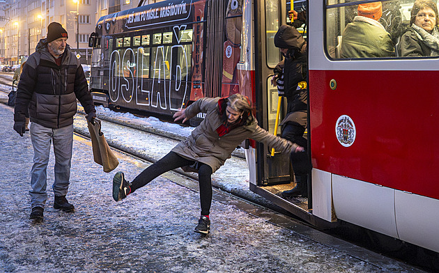 Česko pokryla silná ledovka, komplikuje dopravu. Varování platí i pro další dny