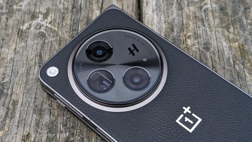 Skládací iPhone má o konkurenta méně: OnePlus Open 2 dostal polibek smrti