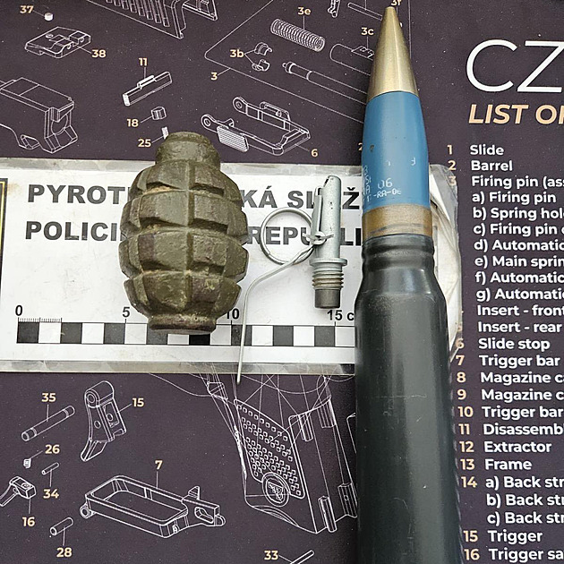 Při zbraňové amnestii lidé přinesli na policii granát, samopal i náboj do kanónu