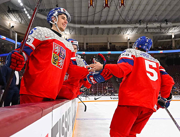 Skvělý Benák, Jiříček dál oslňuje. Jak se daří stříbrným juniorům po mistrovství?