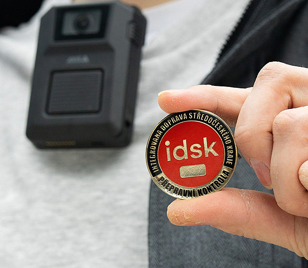 Konec tahanic s černými pasažéry? Revizoři ve Středočeském kraji mají kamery