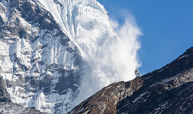 Strhl lavinu a uvázl v zábraně, která ji měla zastavit. V Rakousku zemřel český chlapec