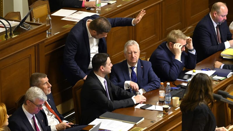 Jmenujte ministry bezodkladně, vyzvala Pavla Sněmovna. Nemá ho co úkolovat, opáčil Hrad