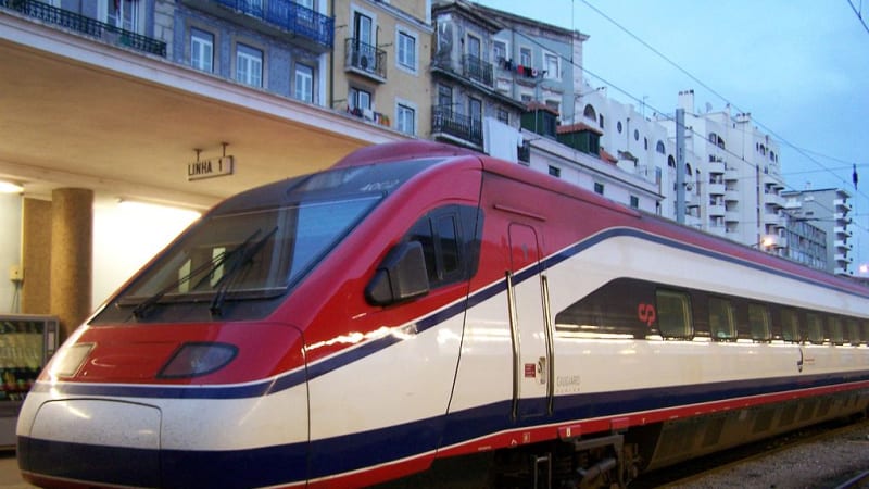 Srážka vlaků ve Španělsku: Pět lidí zemřelo, další utrpěli zranění. Zasahují záchranáři