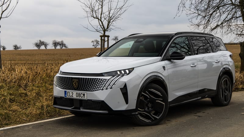 TEST: Elektrický Peugeot 5008 zaujme tichou jízdou, ale na nabíječkách si počkáte