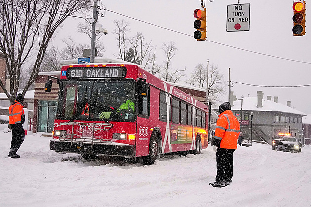 Devět mrtvých, přes deset tisíc zrušených letů. Zimní bouře paralyzuje USA