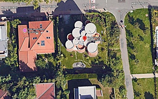 Reakce na kritiku vlajky? Okamurův dům na mapách označili jako Společnost pro podporu Ukrajiny