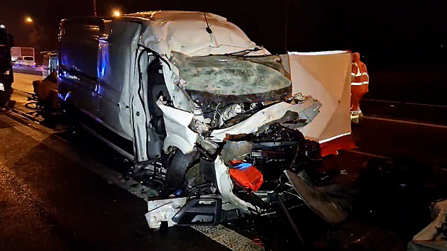 Dva mrtví po srážce nákladního auta a dodávky na D1 v Brně. Tvoří se kilometrové kolony