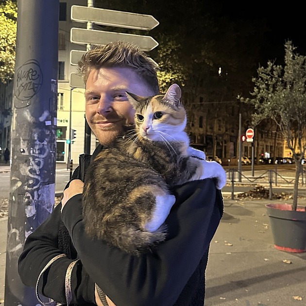 Vedle Šulce boduje i Franta. Kočka českého záložníka si získala srdce fanoušků