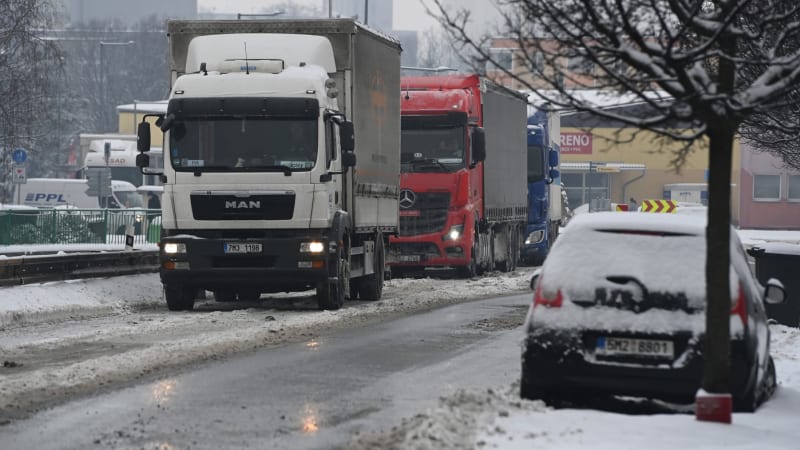 ON-LINE: Nehody, zrušené spoje, stojící dálnice. Sněhová kalamita ochromila dopravu