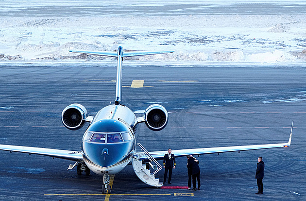 Do letadla s dánskou premiérkou se dostal cizí muž. Grónské úřady tají podrobnosti
