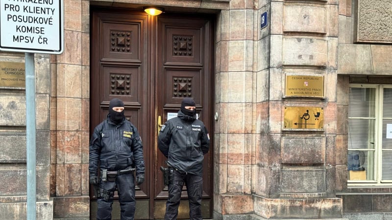 Razie na úřadě v Černošicích: Policie obvinila 16 lidí, podezřívá je z podvodů s řidičáky