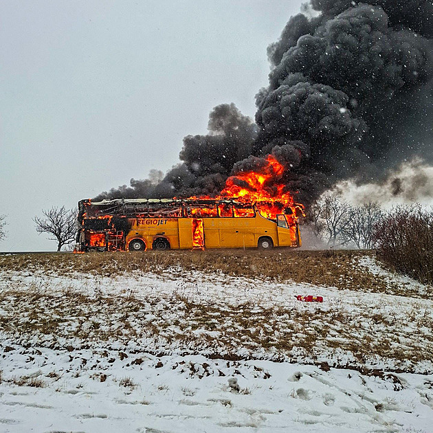 Dálnici D46 blokuje požár dálkového autobusu, policie evakuovala 35 lidí