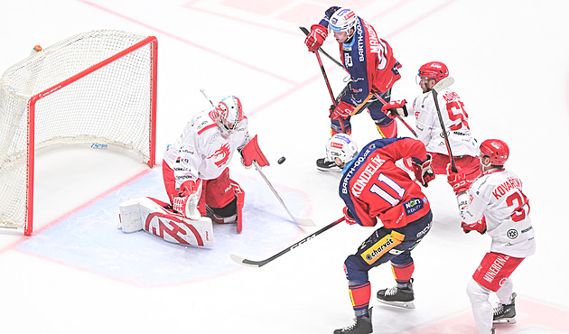 ONLINE: Třinec vede nad Pardubicemi, Vary zápolí o čtyřku s Libercem. V akci i Sparta