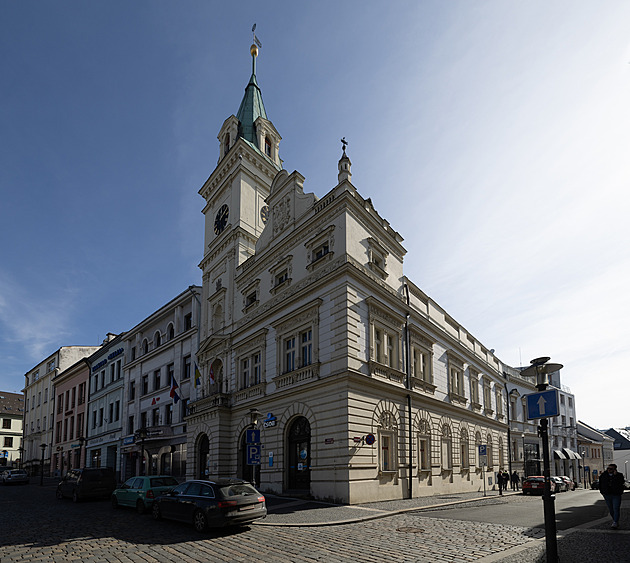 Pro zpřístupnění věže k oslavám musí dostavět schody, nedokážou však sehnat zhotovitele