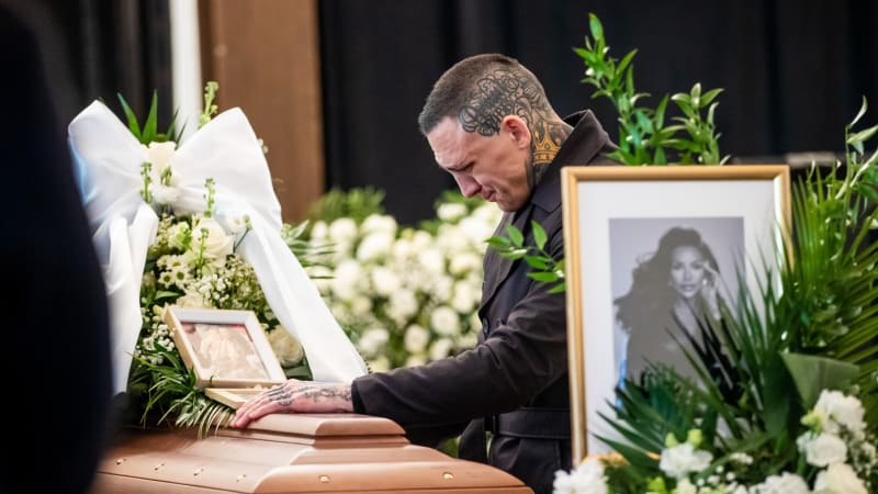 Bouřlivé emoce na pohřbu slovenské hvězdy: Fotky do hrobu, dohled policie a šokující výrok