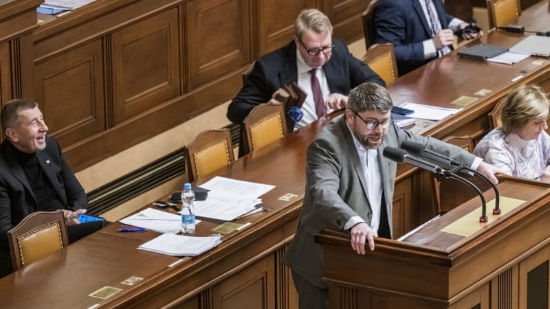 Porušujete zákon, před svědomím neutečete, hřímal Jakob. Jděte do háje, ozvalo se ve Sněmovně