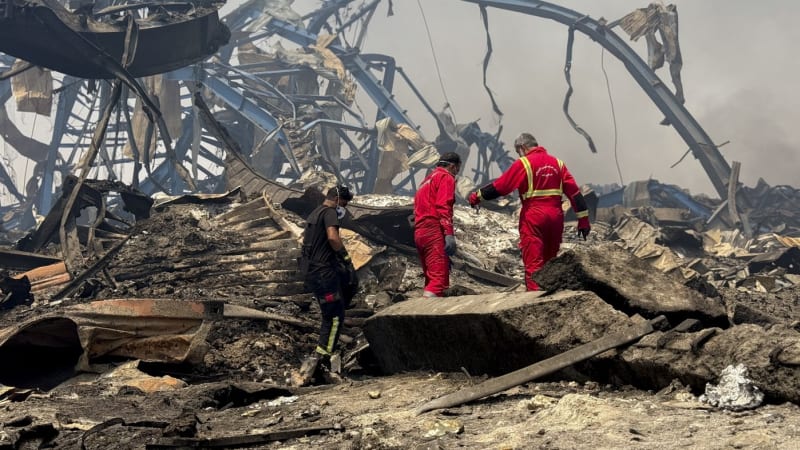 Silná exploze zasáhla íránský přístav. Poničila budovu, auta i obchody
