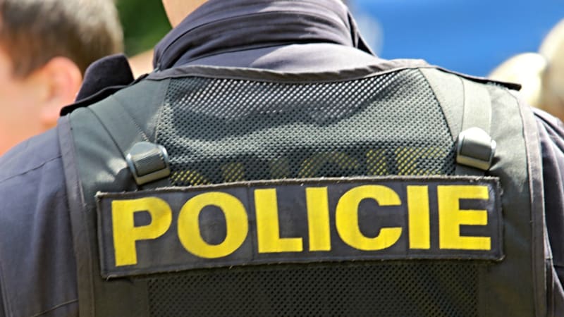 Policista zastřelil v Praze muže skákajícího z okna, ukazují záběry. Nyní padlo obvinění