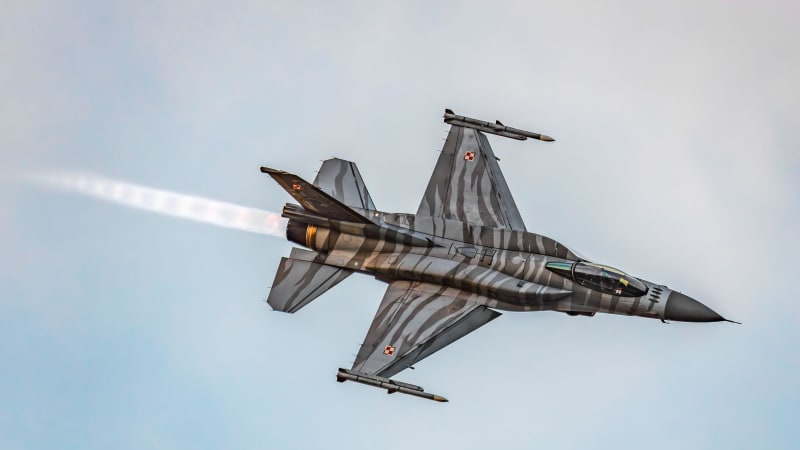 Vzdušný prostor v Polsku narušen nebyl, uvedla armáda. Letiště obnovila provoz