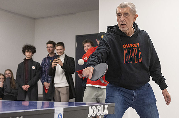 Nacher nechce, aby poslanci tloustli. Pomoci mají švihadla i jednání vestoje