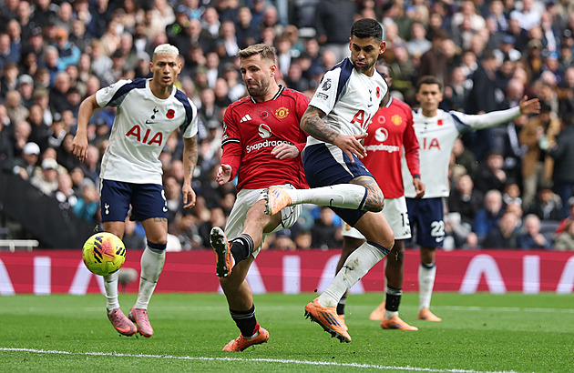 ONLINE: Man. United hraje s Tottenhamem, pak v akci Arsenal, Wolves i West Ham