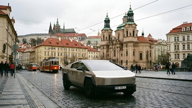 Po Brně a Praze se budou projíždět samořiditelné Tesly. Svézt se v nich můžete i vy