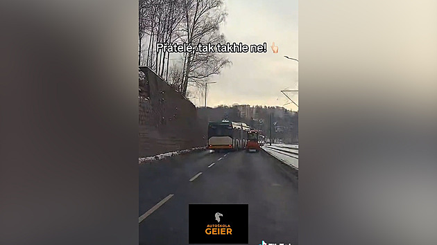 K nehodě chybělo málo. Nebezpečné předjíždění řidiče MHD natočila kamera autoškoly
