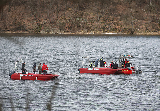 Mohl mu zamrznout přísun vzduchu, míní expert o zemřelém potápěči v Dalešicích