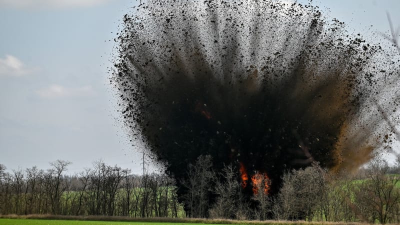 Rusové se zakopali vedle vlastní půltunové bomby. Ukrajinci je vyhodili do vzduchu