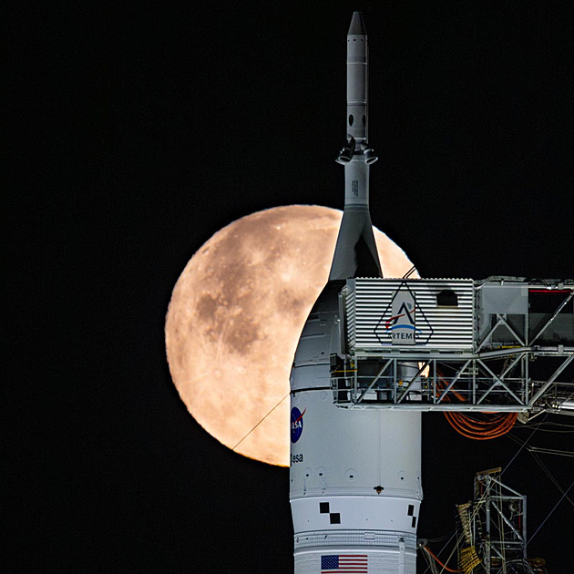 Američané posouvají přistání na Měsíci. Předstihne je Čína?