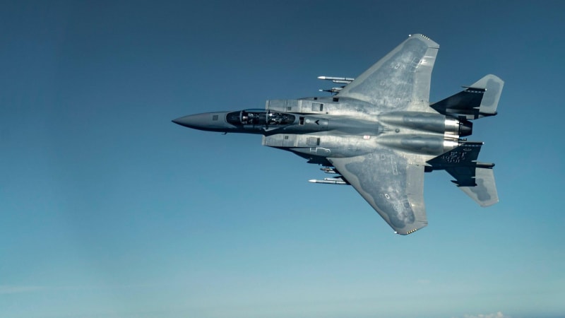 Americká stíhačka F-15 se měla zřítit v Kuvajtu, ukazuje video. Pilot se katapultoval