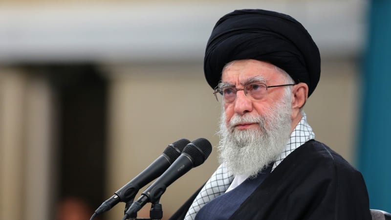 KOMENTÁŘ: Putinovi přátelé padají jako mouchy. Trump se baví, Evropa nervózně přešlapuje