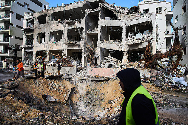 Sirény, a do krytu! I trosky sestřelených raket zabíjejí, prcháme každé dvě hodiny