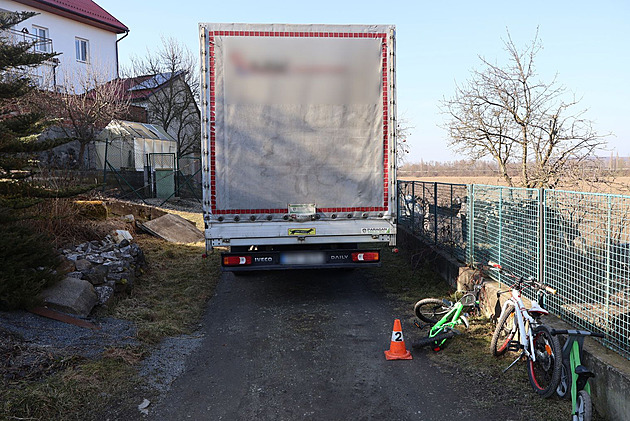 Řidič náklaďákem přejel dětské kolo, nadýchal skoro pět promile