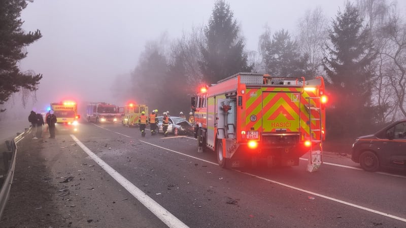 Vážné nehody uzavřely tahy na jihu Čech: Zranilo se devět lidí, silničáři varují řidiče