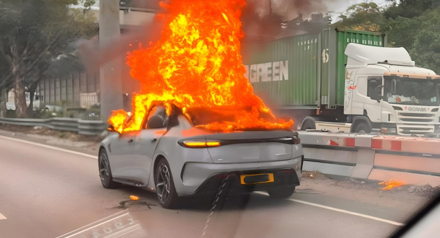 BYD v plamenech: řidička z elektromobilu sotva stihla uniknout