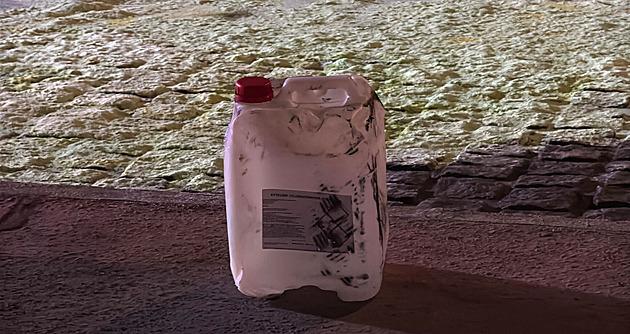 Rozlitá kyselina na autobusové zastávce v Braníku. Hasiči ji neutralizovali