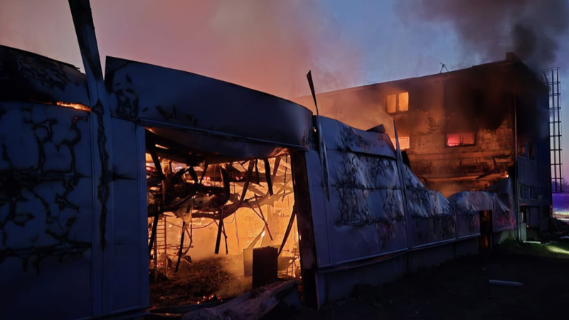 Velký požár v Pardubicích: Hoří skladovací hala, plameny se rozšířily i na sousední budovu