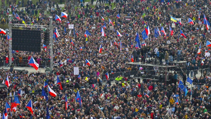ON-LINE: Na Letné začala protivládní demonstrace. Milion chvilek očekává až 400 tisíc lidí