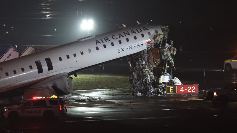 Poplach na letišti v New Yorku: Letadlo se srazilo s hasičským vozem. Na místě zranění