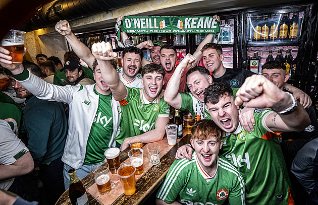 OBRAZEM: Zelené šílenství v Praze. Irští fanoušci vzali centrum města útokem