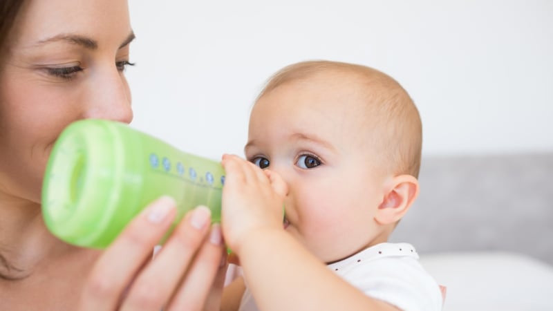 Nebezpečné kojenecké mléko na českých pultech: Obsahuje toxin, varuje inspekce